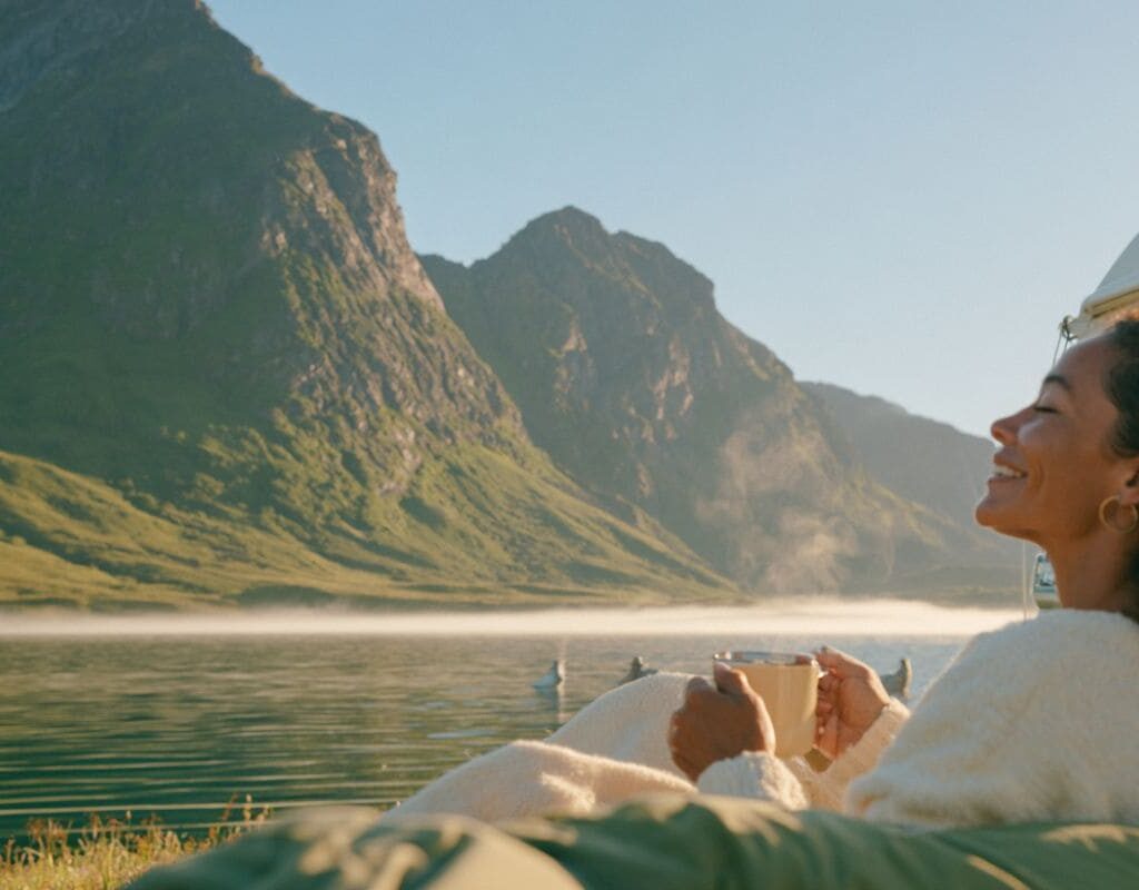 voyageuse fjord norvège en van